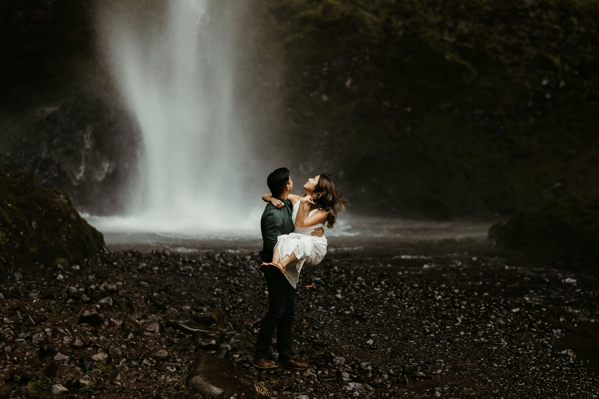 columbia river gorge engagement session waterfall